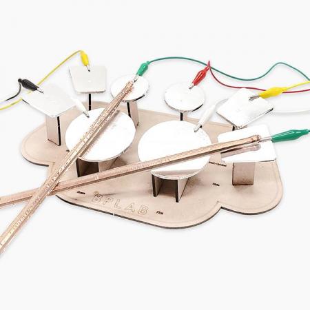 디바이스마트,MCU보드/전자키트 > 교육용키트/로봇 > 교육용키트 > 재미있는키트/기타,비피랩,엔트리 코딩교육 키트 DIY 전자드럼 고급형(메이키메이키 보드, 영상 제공, 메뉴얼 포함),전자 드럼 고급형은 드럼의 형태에 더 가깝고, 더많은 소리를 낼 수 있는 전자악기 코딩 교육 키트 입니다.