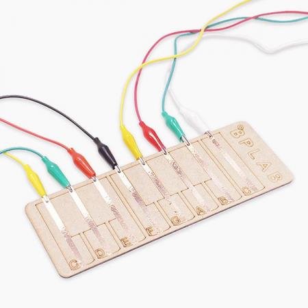 디바이스마트,MCU보드/전자키트 > 교육용키트/로봇 > 교육용키트 > 재미있는키트/기타,비피랩,엔트리 코딩교육 키트 DIY 전자피아노 기본형(메이키메이키 보드, 영상 제공, 메뉴얼 포함),전자 피아노 기본형은 쉽게 만들 수 있도록 단판으로 제작된 전자악기 코딩교육 키트 입니다.