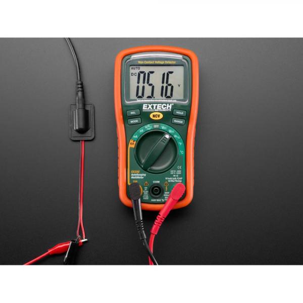 디바이스마트,커넥터/PCB > 플러그/잭 > DC잭/플러그 > DC잭,Adafruit,Sewable Connector with 5.5/2.1mm DC Jack [ada-6075],베이스에 수평으로 배치되어 있으며 빨간색과 검은색 전선이 바닥을 통과합니다