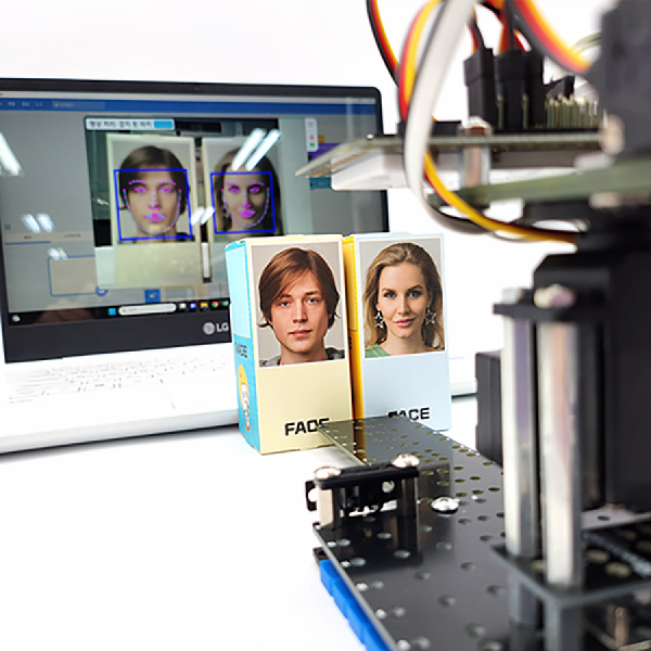 디바이스마트,오픈소스/코딩교육 > 코딩교육 키트/로봇 > 로보로보,(주)로보로보,인공지능 로봇팔 만들기 키트,다수의 서보 모터로 팔 동작을 수행하는 로봇 팔을 활용해 로보틱스 원리를 학습할 수 있습니다. / 스크레치 3.0기반 / 블록코딩 S/W Rogic / 카메러 모듈 탑재 / 국내제작