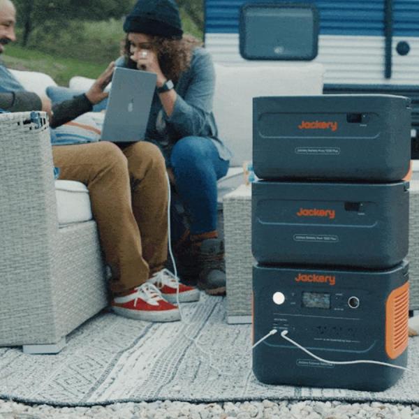 디바이스마트,EV 전기차/캠핑카/그린에너지 > 배터리/충전기/인버터 > 파워뱅크,Jackery,잭커리 휴대용 파워뱅크 1000 Plus,차박 캠핑용 올인원 파워뱅크 / 용량: 1,268Wh / LiFePO4 인산철 배터리 / 정격 출력: 2,000W, 서지 4,000W / 출력 포트 AC 220V × 2, USB-A × 2 (18W Max), USB-C × 2 (100W Max), DC 출력 12V/10V / 무게: 14.5kg / 크기: 35.6 × 26 × 28.3cm