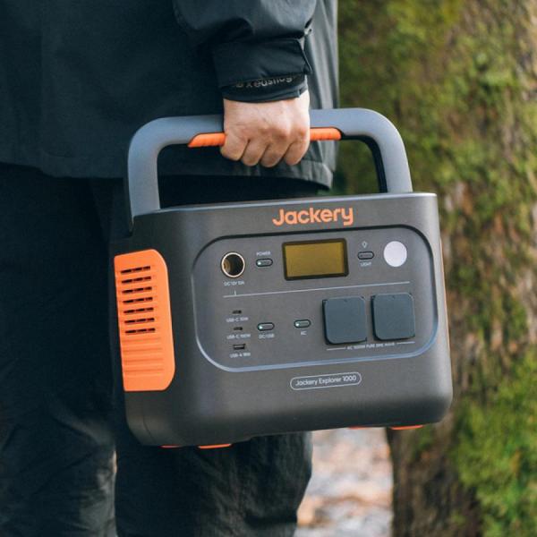 디바이스마트,EV 전기차/캠핑카/그린에너지 > 배터리/충전기/인버터 > 파워뱅크,Jackery,잭커리 휴대용 파워뱅크 1000 V2,차박 캠핑용 올인원 파워뱅크 / 용량: 1002Wh / LiFePO4 인산철 배터리 / 정격 출력: 1,000W, 서지 2,000W / 출력 포트: AC 220V×2, USB-A×2, USB-C×2, DC 12V×1 / 무게: 12kg / 크기: 32.9×22×26.2cm