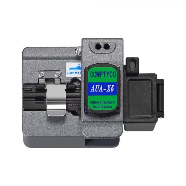 디바이스마트,케이블/전선 > 광네트워크/광케이블  > 광섬유 가공·작업 공구,COMPTYCO,AUA-X5 FTTH 자동 복귀 광섬유 케이블 절단기 (냉접속 및 핫멜트 겸용),COMPTYCO / AUA-X5 시리즈 / 합리적인 가격대에 자동 칼날 복귀(Automatic Return) 기능을 탑재하여 작업 편의성을 극대화한 실속형 모델 / 정밀 가공된 텅스텐강 칼날을 채택하여 광섬유 절단 단면의 수평도를 안정적으로 유지 / 0.25mm 베어 파이버부터 0.9mm 타이트 버퍼, 드롭 케이블까지 대응하는 3-in-1 다기능 고정 지그 적용 / 단 한 번의 커팅 동작으로 절단과 리셋이 동시에 이루어져 대량의 광커넥터 조립 및 FTTH 현장 작업 시 시간 단축 / 16개 위치 조절이 가능한 회전식 칼날 설계로 최대 36,000회 이상의 절단 수명을 보장하는 뛰어난 경제성 / 견고하고 콤팩트한 바디 설계로 협소한 단자함 내부나 외부 전주 작업 시 뛰어난 휴대성 제공 / 광섬유 냉접속 키트 구성 및 핫멜트 작업, 초보 작업자의 입문용 고성능 절단기로 최적화